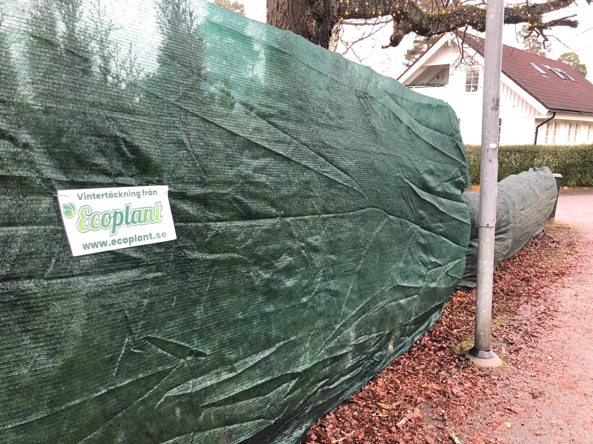 Närbild på skuggväven med skylten Vintertäckning från Ecoplant
